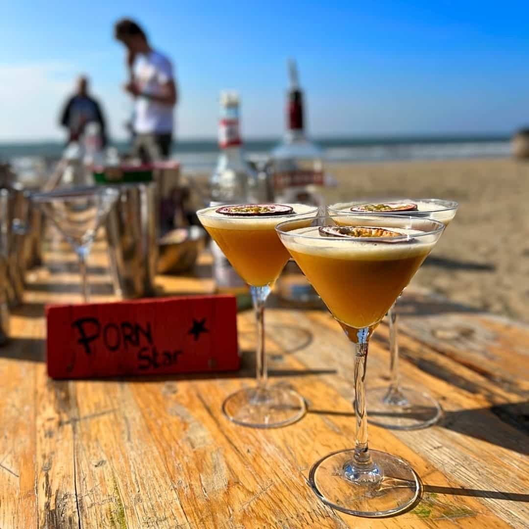 Zelfgemaakte pornstar martini’s op het strand tijdens een vrijgezellenfeest in Scheveningen